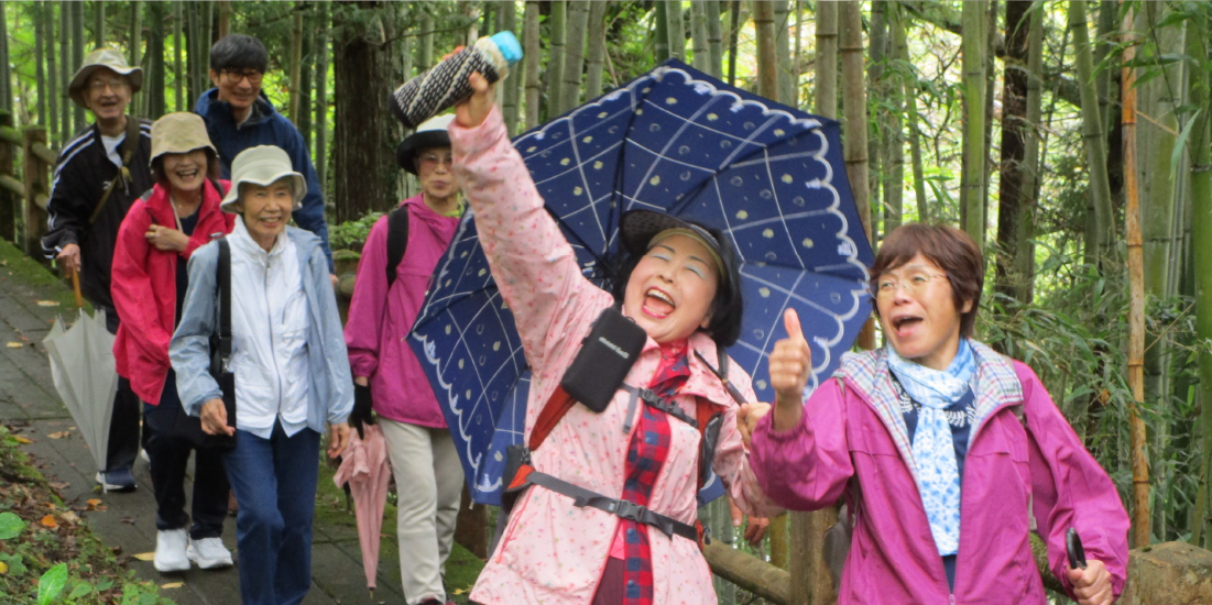 みんなの学び合いクラス　森の中でハイキングを楽しむ参加者たち