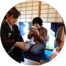 学び合いの様子　お茶の体験をするシーン