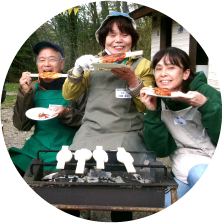 学び合いの様子　参加者が一緒に食事を楽しむシーン