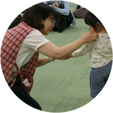 学び合いの様子　子どもと大人が一緒に活動するシーン