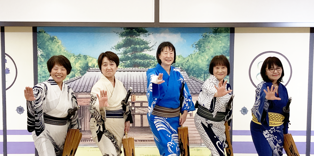 高橋クラスの参加者たち　伝統衣装を着て集合写真