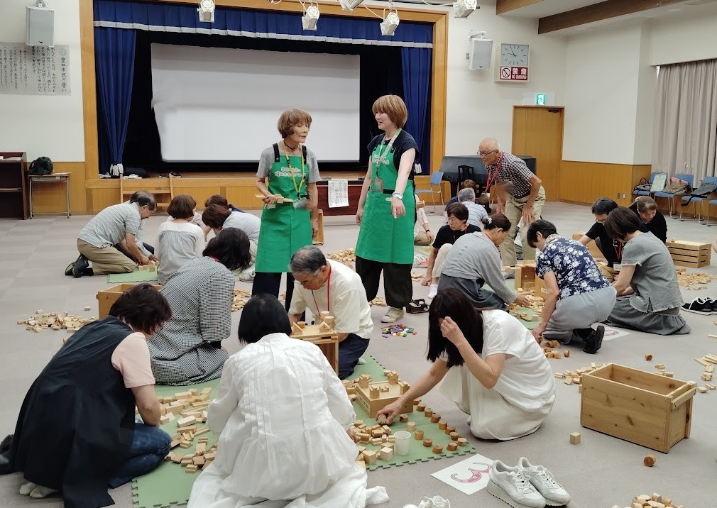 8/19　みんなで作ろう「積み木の町」　